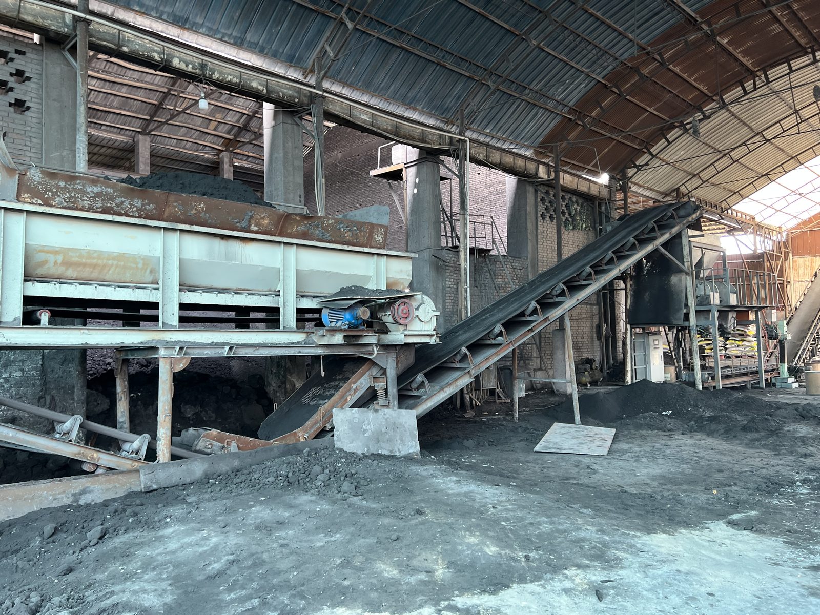 Fertilizer screening and bagging section