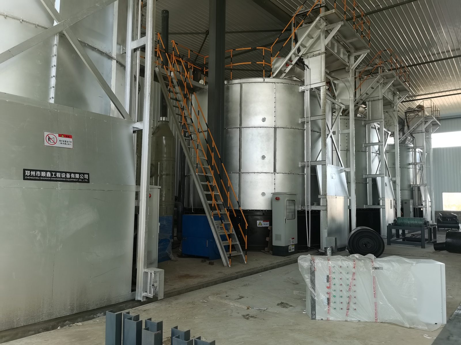 Bio-organic fertilizer production line with inoculation and cooling