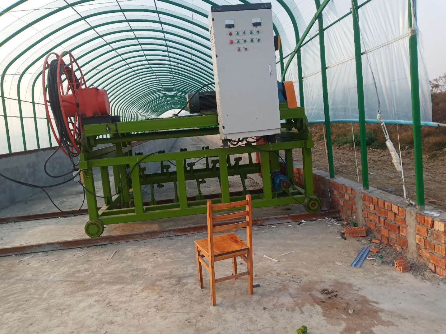 Fermentation bays with a travelling turner