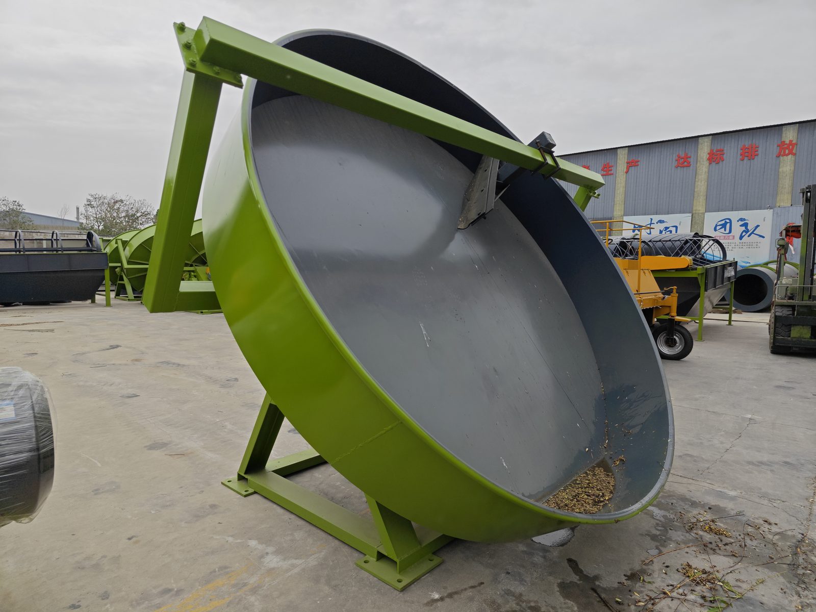 Disc pan pelletizer in an organic fertilizer plant